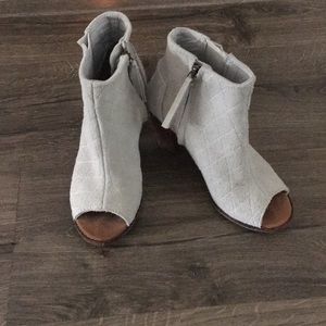 Light grey atoms booties - size 5